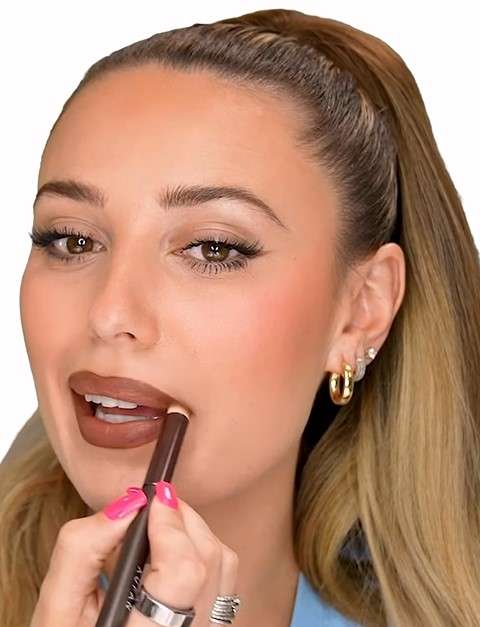 Memakai Lip Liner
