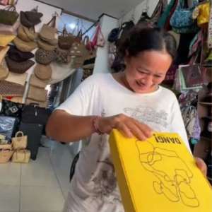 Ibu beli satu kotak donat isinya uang