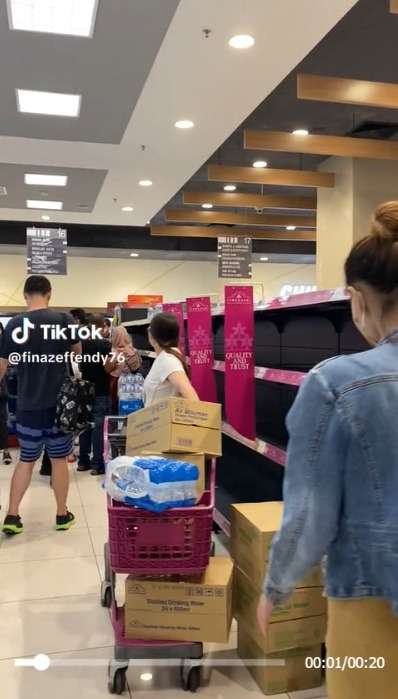 Warga Malaysia Panic Buying Air Minum Kemasan, Ternyata ini Penyebabnya!