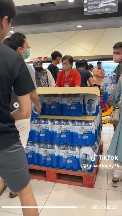 Warga Malaysia Panic Buying Air Minum Kemasan, Ternyata ini Penyebabnya!