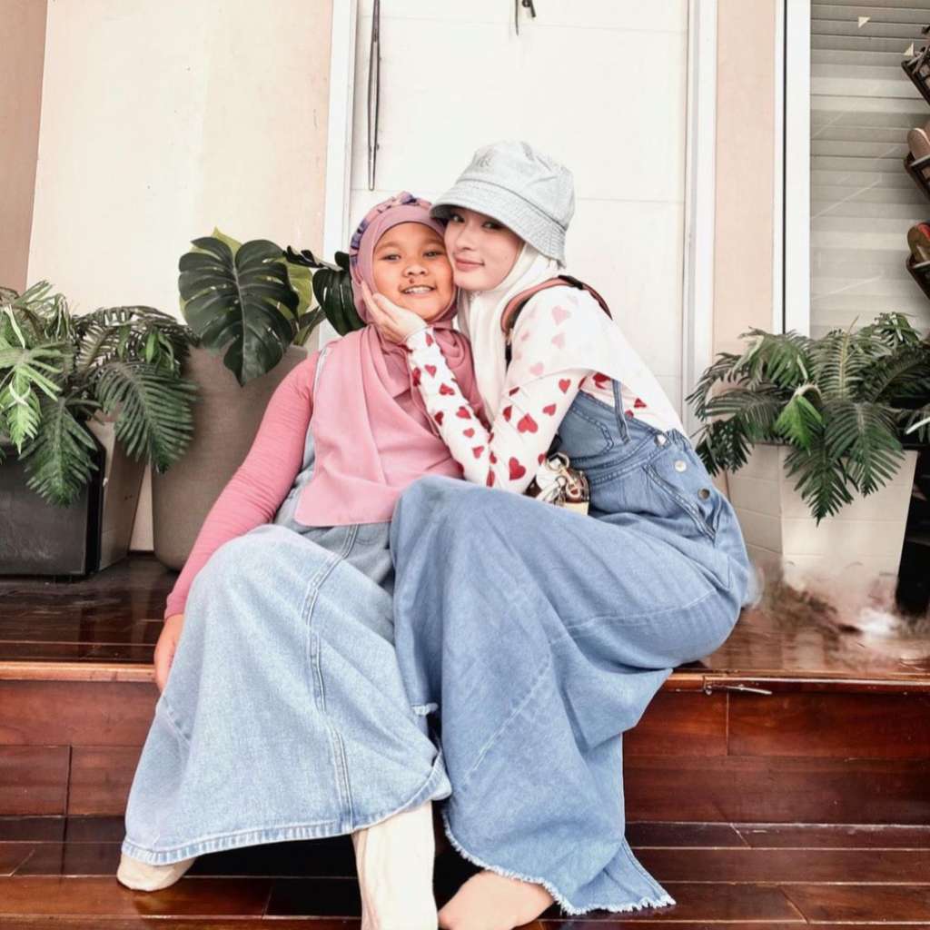 Look Kasual Inara Rusli Tanpa Niqab, Pilih Pakai Denim Dress