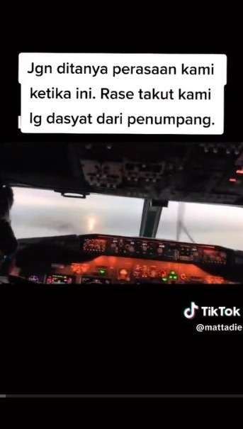 Pemandangan Mendebarkan dari Ruang Kokpit Pilot Saat Mendarat dalam Kondisi Cuaca Buruk