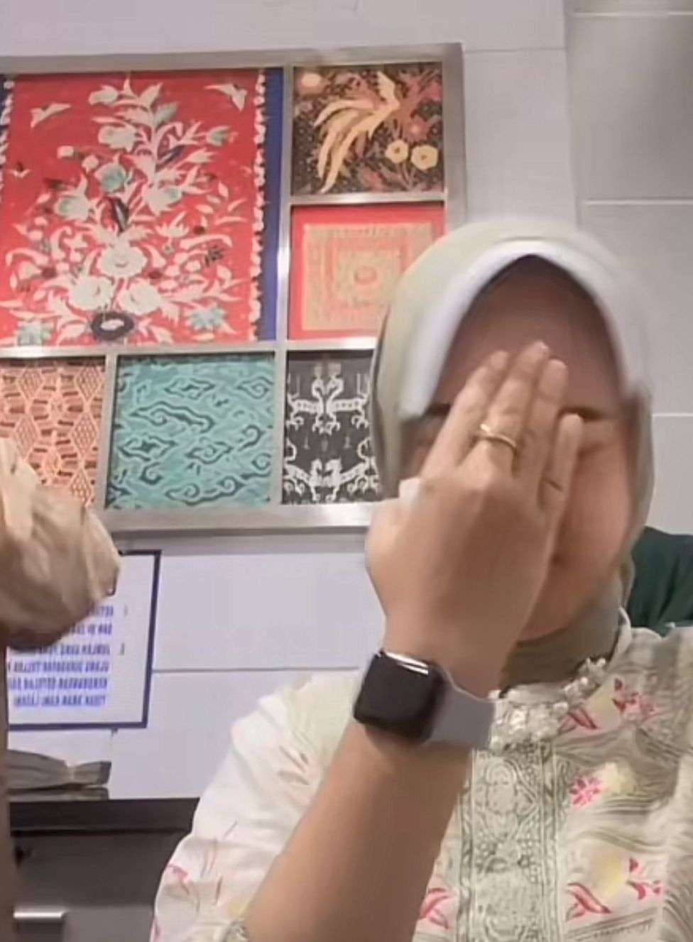 Viral, Cara Teller Bank Bikin Hijabnya Selalu Tegak Paripurna