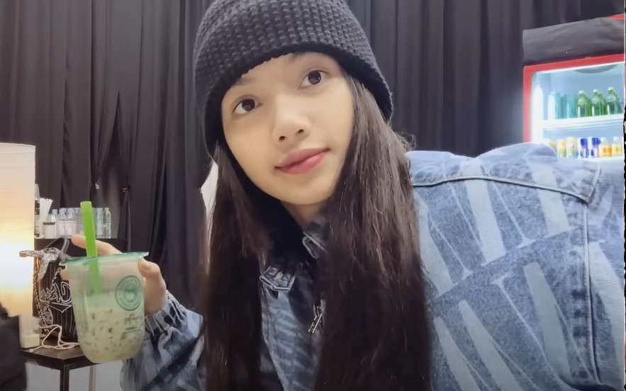 Lisa minum cendol Elizabeth