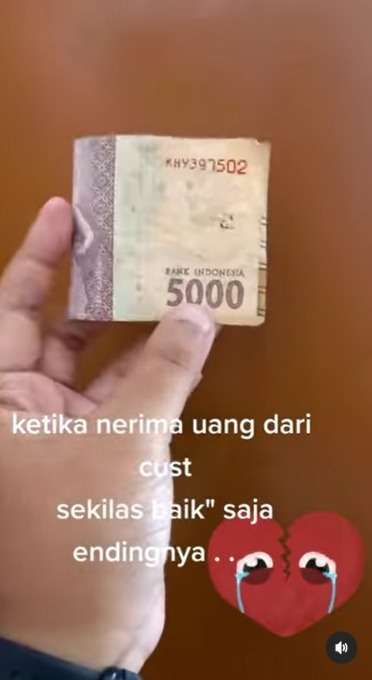 The Real Uang Kaget! Orang ini Dapat Uang dari Customernya Pas DIlihat ada Sosok Tak Terduga