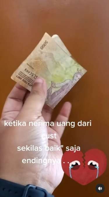 The Real Uang Kaget! Orang ini Dapat Uang dari Customernya Pas DIlihat ada Sosok Tak Terduga