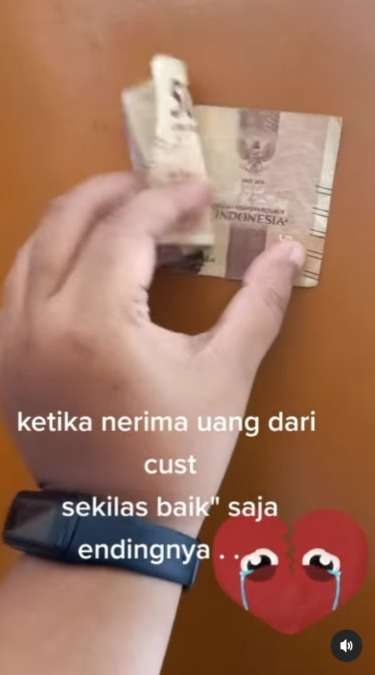 The Real Uang Kaget! Orang ini Dapat Uang dari Customernya Pas DIlihat ada Sosok Tak Terduga