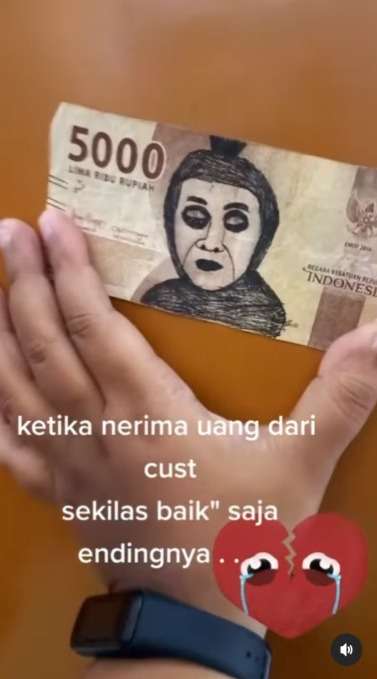 The Real Uang Kaget! Orang ini Dapat Uang dari Customernya Pas DIlihat ada Sosok Tak Terduga