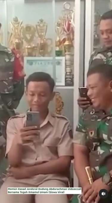 Siswa SMK Pakai Sepatu Minjam Copot Saat Wisuda, Jadi Viral Berujung Dihubungi KSAD TNI Ditawarkan Ikut Seleksi Bintara