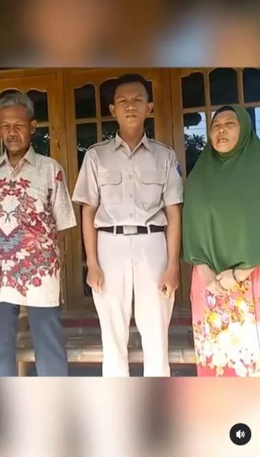 Siswa SMK Pakai Sepatu Minjam Copot Saat Wisuda, Jadi Viral Berujung Dihubungi KSAD TNI Ditawarkan Ikut Seleksi Bintara