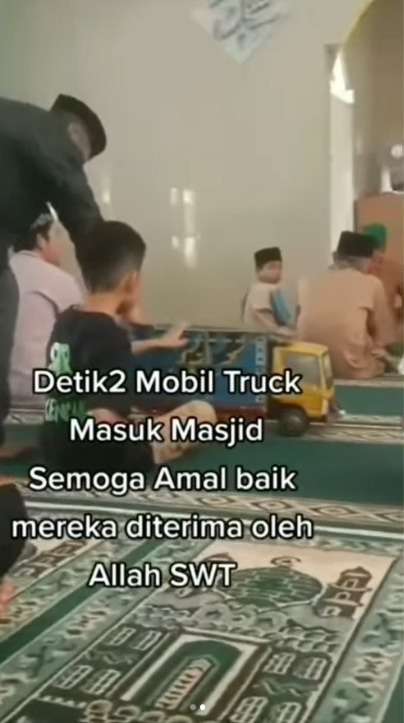 Detik-Detik Truk Tanpa Sopir Nyelonong Masuk Masjid, Jemaah Tetap Tenang Tak Ada Korban Jiwa