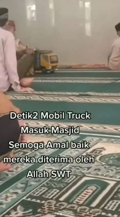 Detik-Detik Truk Tanpa Sopir Nyelonong Masuk Masjid, Jemaah Tetap Tenang Tak Ada Korban Jiwa