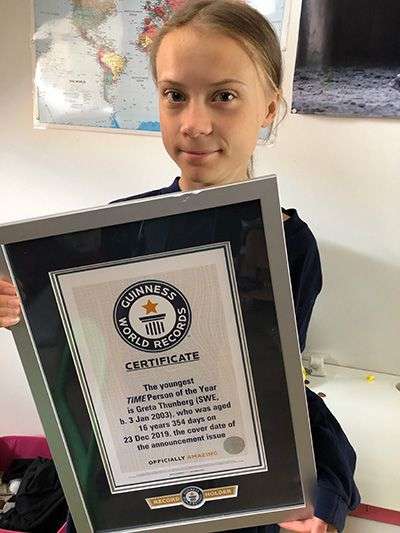Greta Thunberg saat menerima penghargaan Guiness World Record sebagai Greta Thunberg saat menerima penghargaan Guiness World Record sebagai