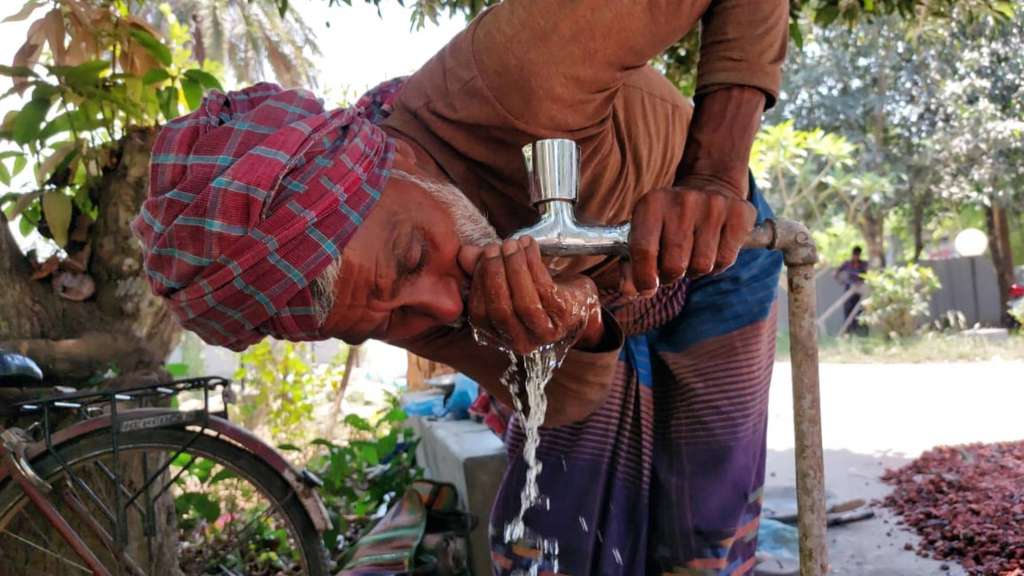 Petani Bangladesh tengah meminum air untuk atasi gelombang panas Petani Bangladesh tengah meminum air untuk atasi gelombang panas