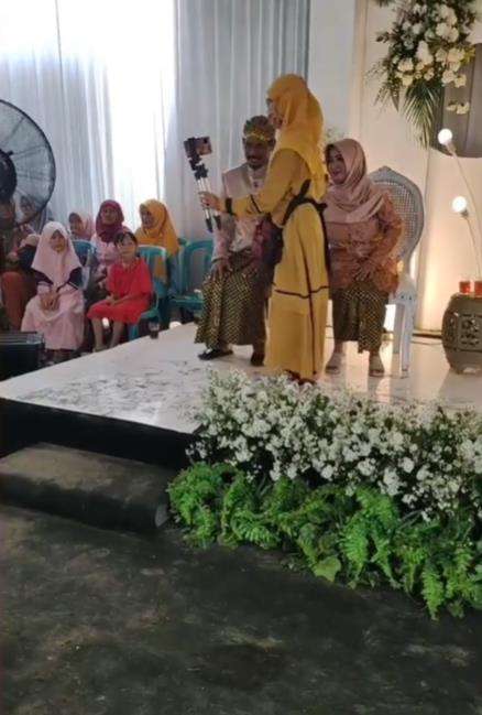 Bukan sibuk makan, emak-emak malah bikin konten di acara pernikahan.