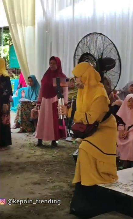 Bukan sibuk makan, emak-emak malah bikin konten di acara pernikahan.