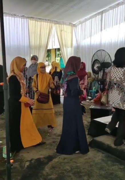Bukan sibuk makan, emak-emak malah bikin konten di acara pernikahan.