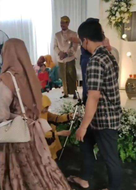 Bukan sibuk makan, emak-emak malah bikin konten di acara pernikahan.