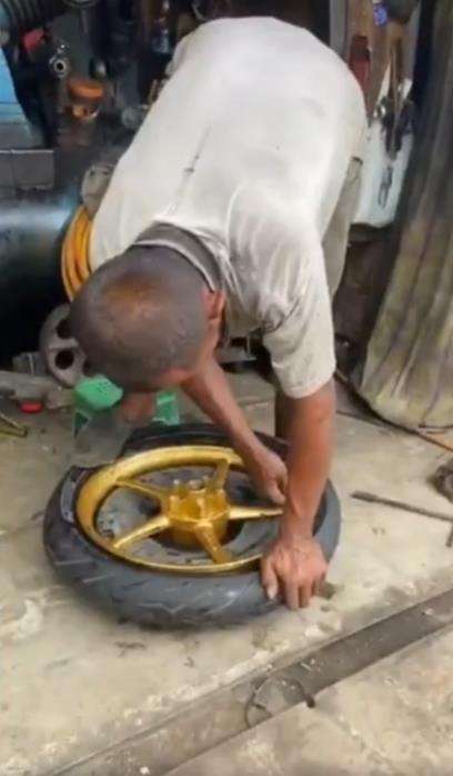 Cara tukang tambal lepas velg bikin ketar-ketir.