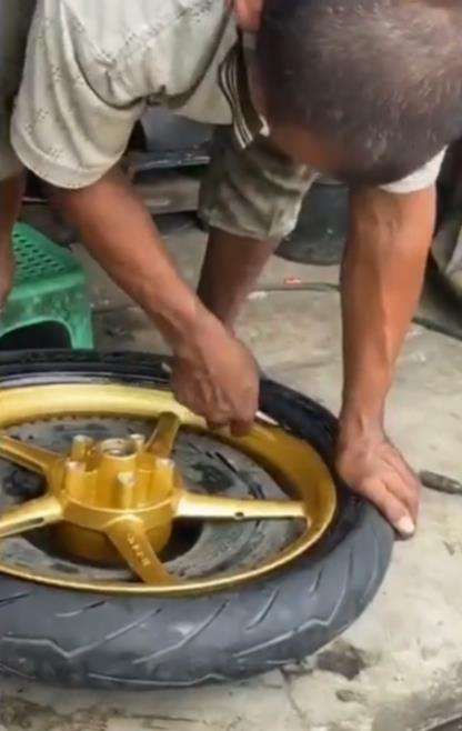 Cara tukang tambal lepas velg bikin ketar-ketir.