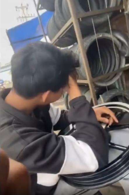 Cara tukang tambal lepas velg bikin ketar-ketir.