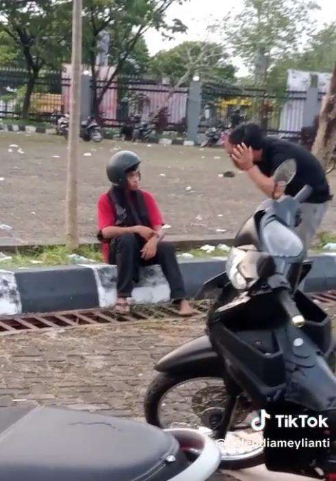Ketiduran sambil pakai helm pengunjung.