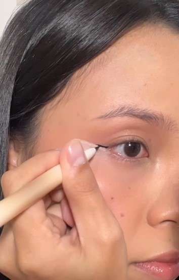 Memakai Eyeliner