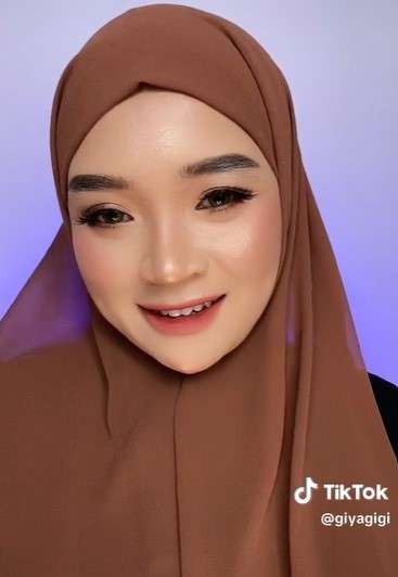 Membuat Riasan Mirip Inara Rusli