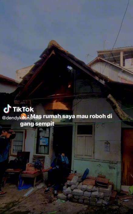 Renovasi rumah reyot di gang sempit.