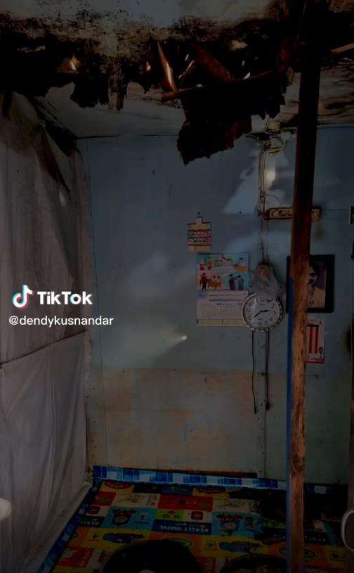Renovasi rumah reyot di gang sempit.