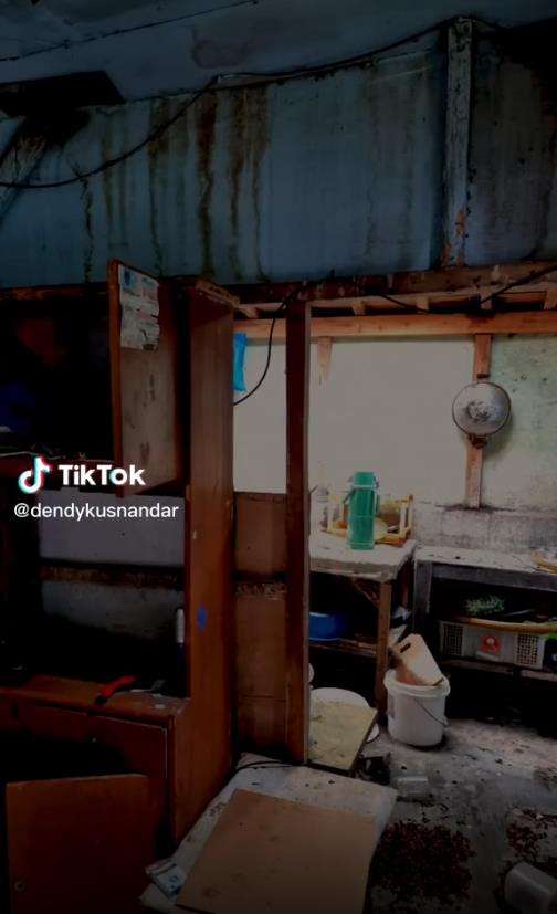 Renovasi rumah reyot di gang sempit.