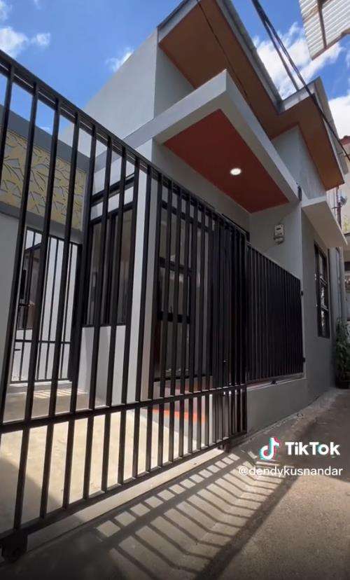 Renovasi rumah reyot di gang sempit.