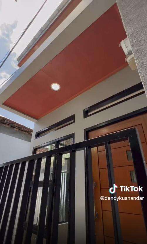 Renovasi rumah reyot di gang sempit.