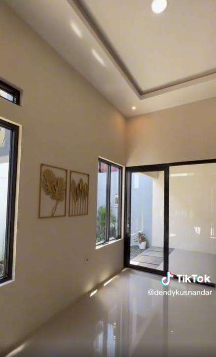 Renovasi rumah reyot di gang sempit.