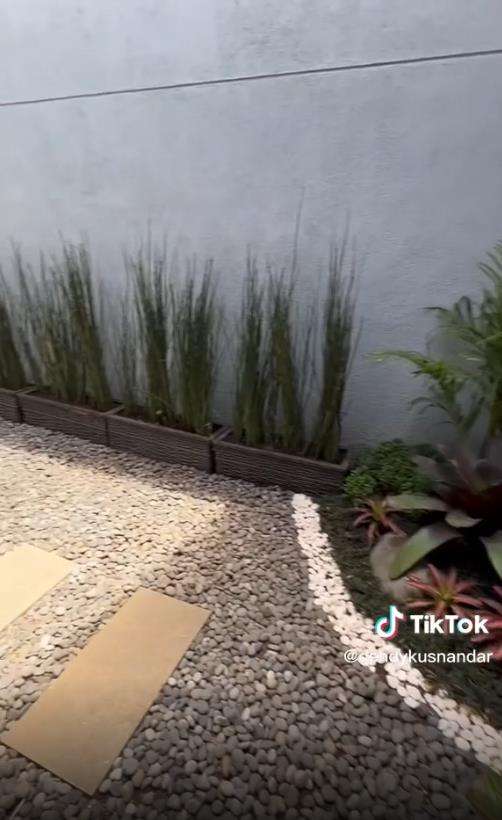 Renovasi rumah reyot di gang sempit.