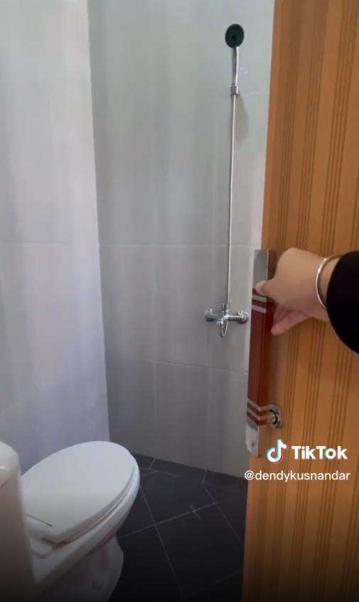 Renovasi rumah reyot di gang sempit.