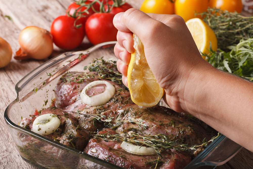 Memberi Tetesan Lemon Pada Daging