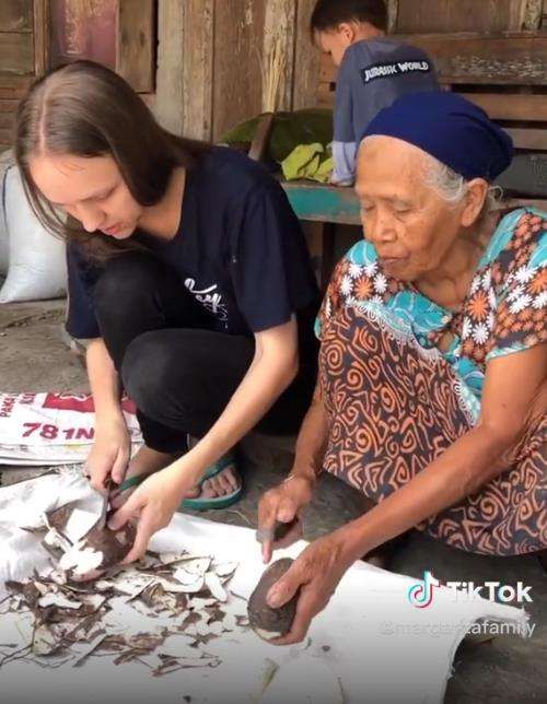 Wanita bule Rusia dibilang miskin.