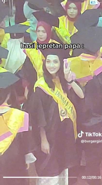 Momen Haru Seorang Ayah Foto Anak Perempuannya yang Sedang Wisuda Pakai HP Jadul, Bikin Warganet Iri!