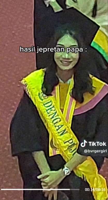 Momen Haru Seorang Ayah Foto Anak Perempuannya yang Sedang Wisuda Pakai HP Jadul, Bikin Warganet Iri!