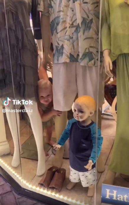 Bermain dengan manekin.