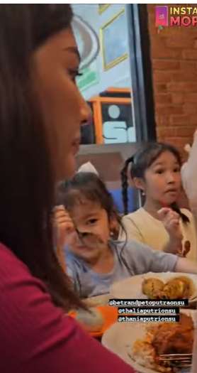 Sarwendah ajak anak makan di warteg