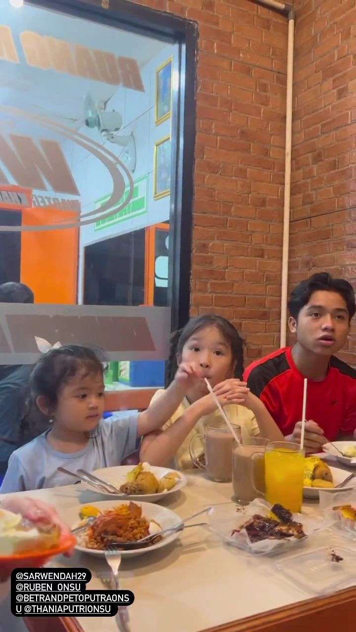 Sarwendah ajak anak makan di warteg