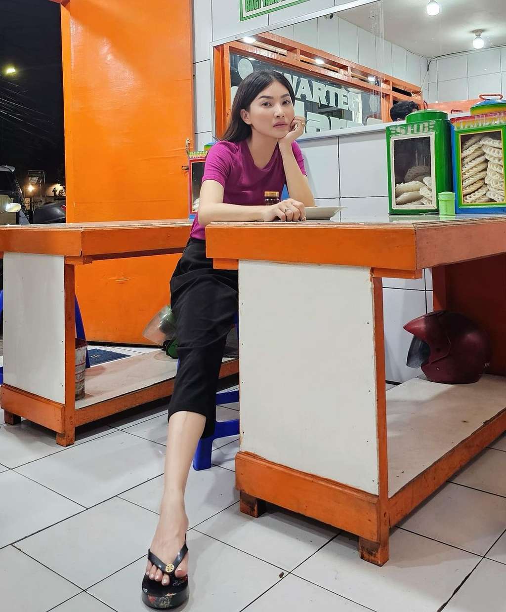 Sarwendah ajak anak makan di warteg