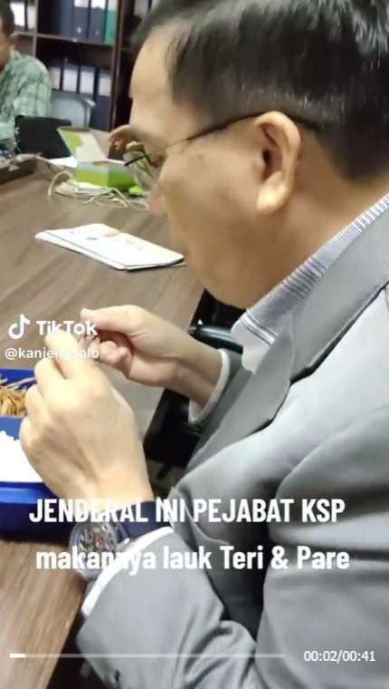 Viral Pejabat Kantor Staf Presiden Bawa Bekal Makan Siang, Lauk Ikan Teri dan Sayur Pare