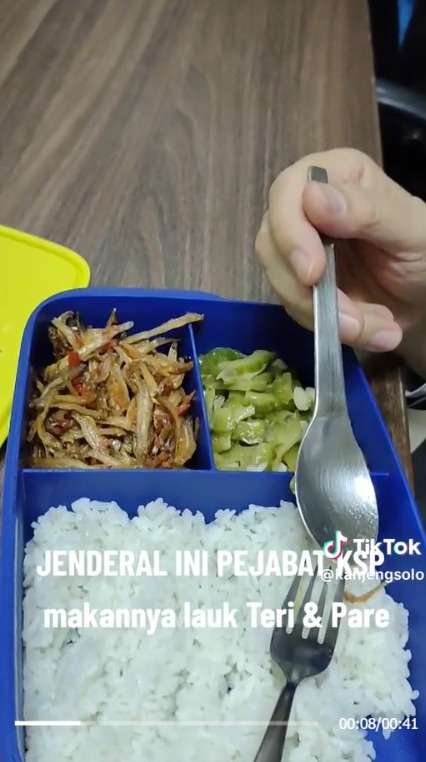 Viral Pejabat Kantor Staf Presiden Bawa Bekal Makan Siang, Lauk Ikan Teri dan Sayur Pare