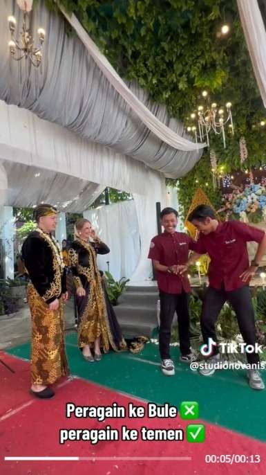 Pengantin Bule Nikah Pakai Adat Jawa, Bikin Pusing Fotografer Saat Kasih Arahan Berujung Pakai Bahasa Isyarat