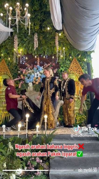 Pengantin Bule Nikah Pakai Adat Jawa, Bikin Pusing Fotografer Saat Kasih Arahan Berujung Pakai Bahasa Isyarat