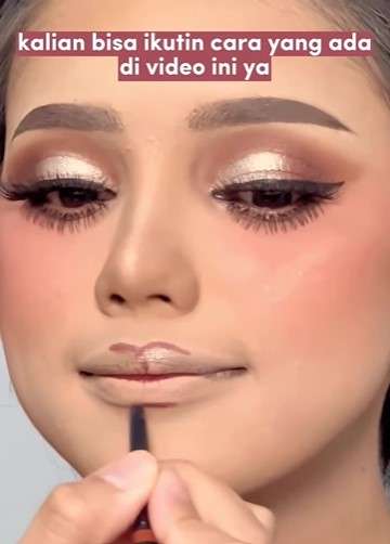 Memakai Lip Liner