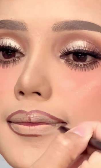 Memakai Lip Liner